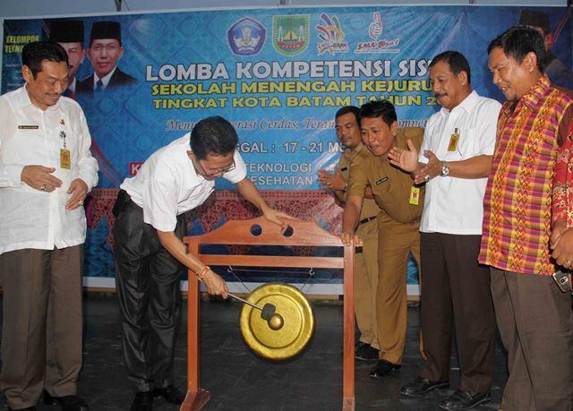 69pembukaan LKS SMK batam 2016 di Universitas Putera Batam.jpg